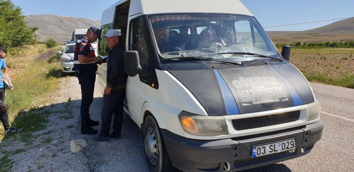 Jandarma işçileri taşıyan servis araçlarını denetledi