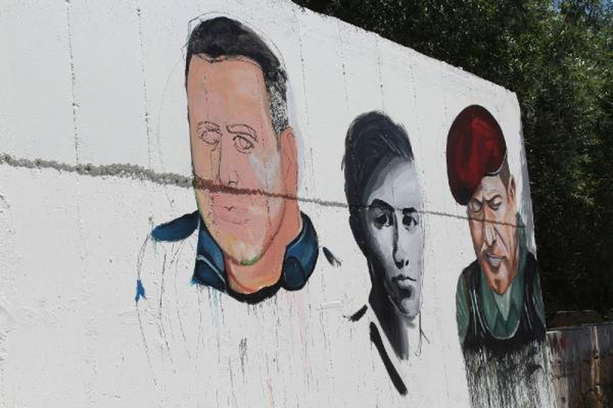 Kahramanları, duvara resmediyorlar