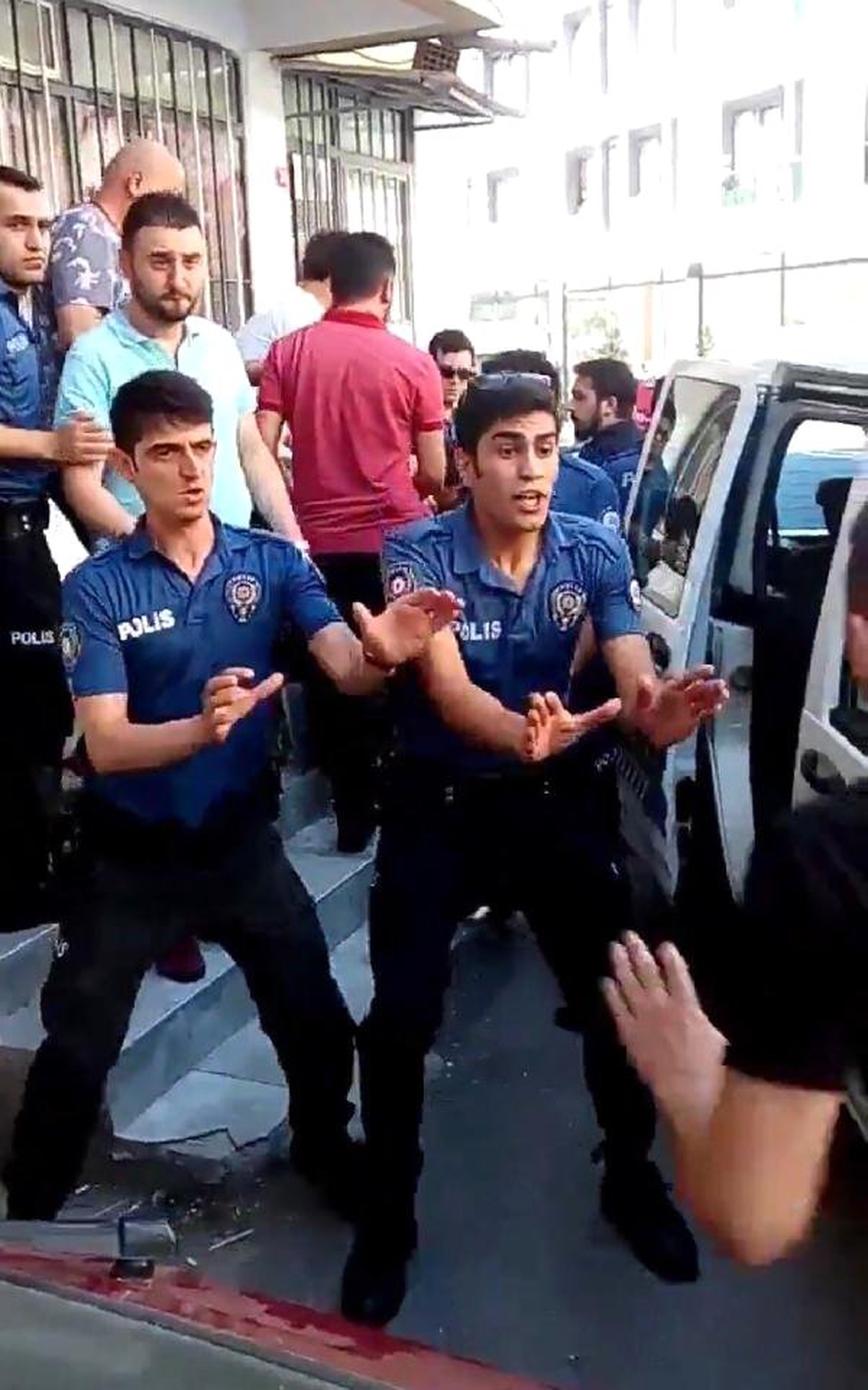 Kartal\'da mahallelinin yakaladığı tacizciyi polis linçten kurtardı