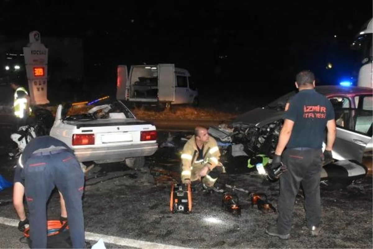 Kemalpaşa\'da iki otomobil çarpıştı: 3 ölü, 1 yaralı