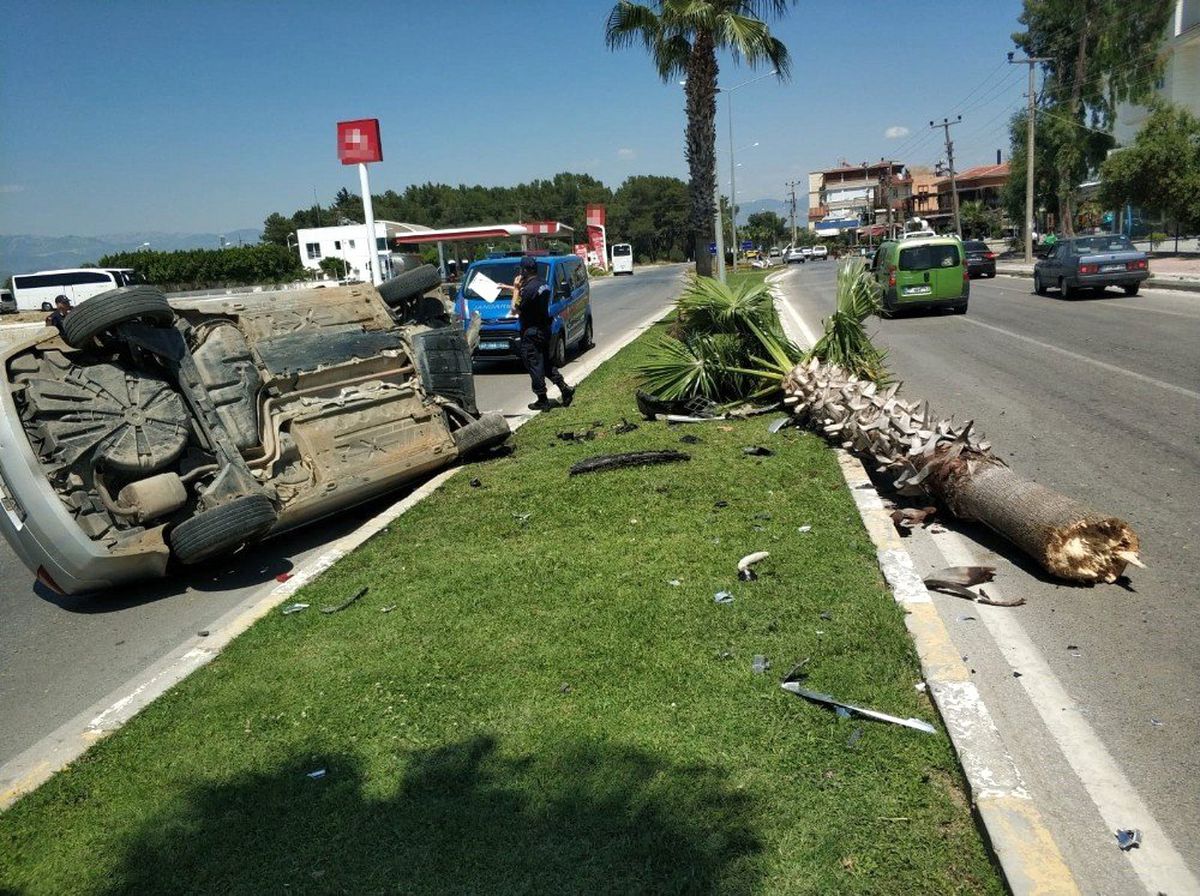 Kontrolden çıkan otomobil refüje çarpıp devrildi