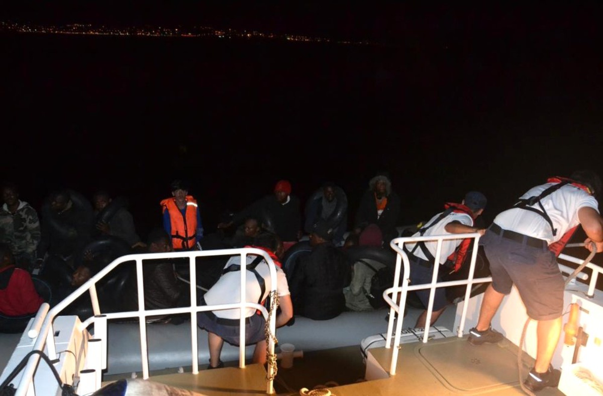 Kuşadası\'nda 18\'i çocuk 38 kaçak göçmen yakalandı