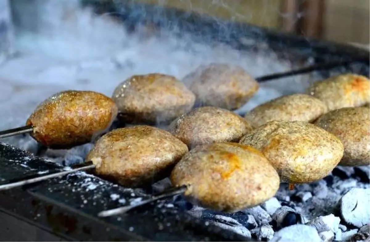 Mangalda içli köfte ilgi görüyor