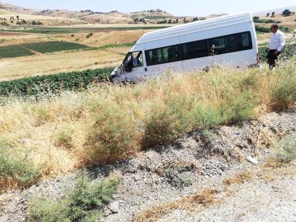 Minibüs ile otomobil çarpıştı: 1\'i ağır 10 yaralı