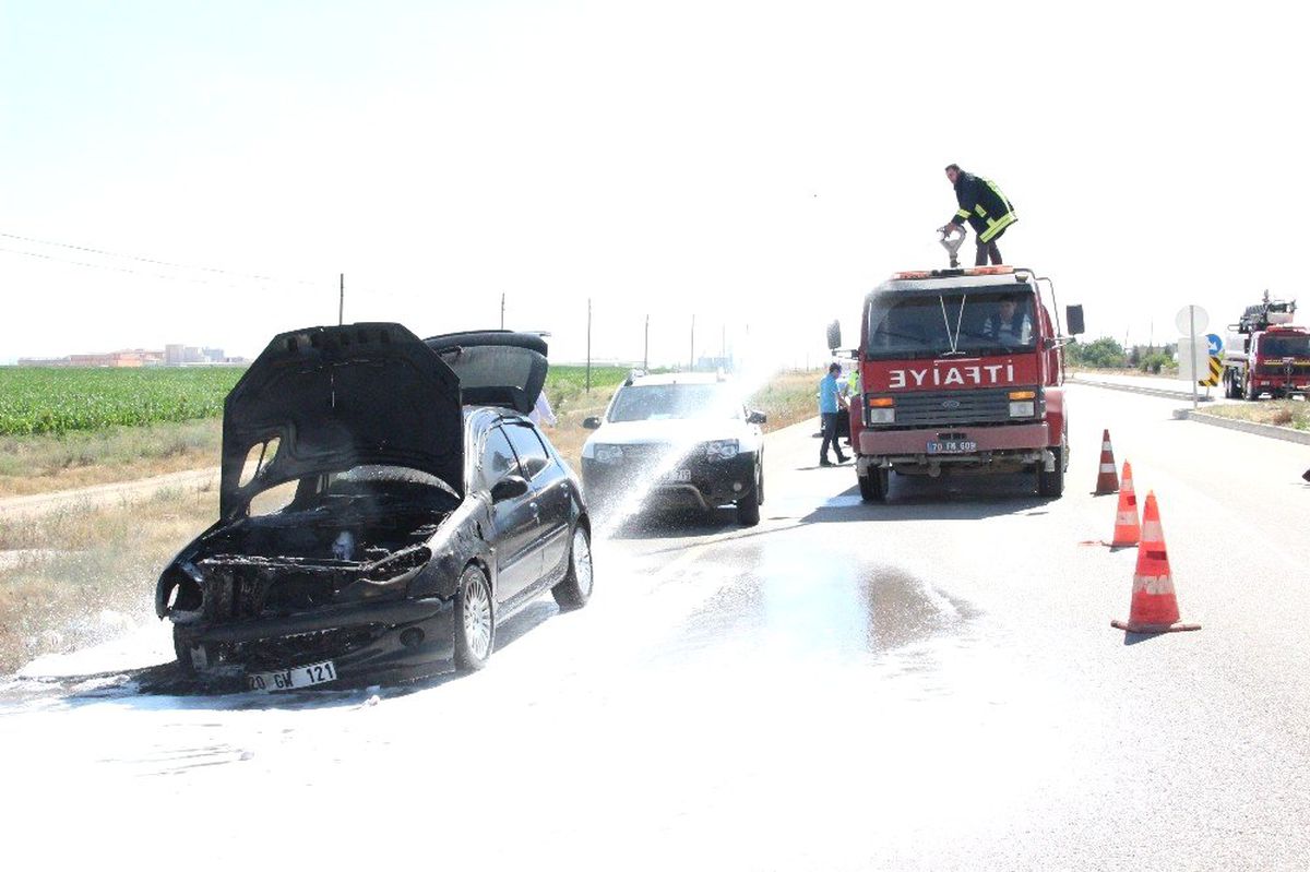 Motor kısmından alev alan otomobil kullanılamaz hale geldi