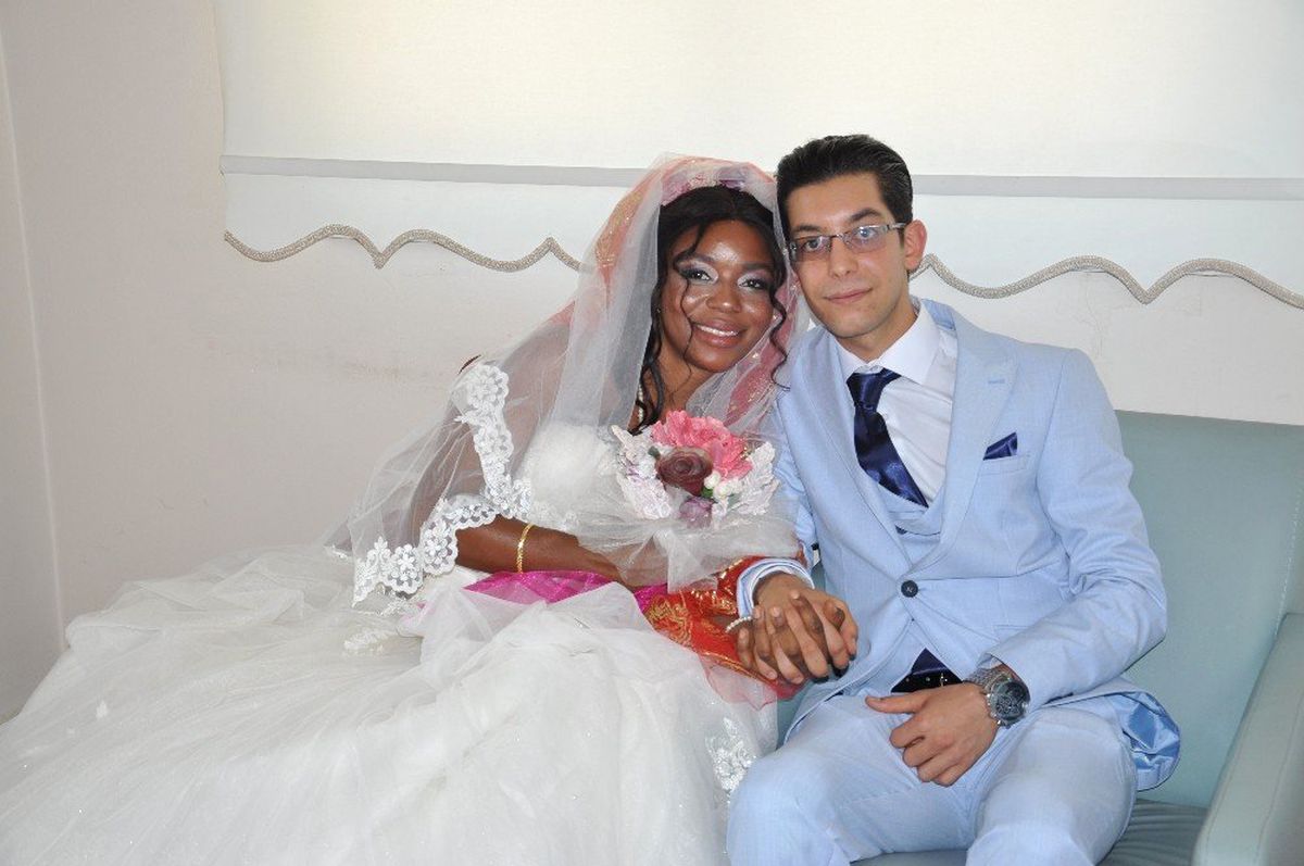 Ölen babasının vasiyetini Afrikalı kızla evlenerek yerine getirdi