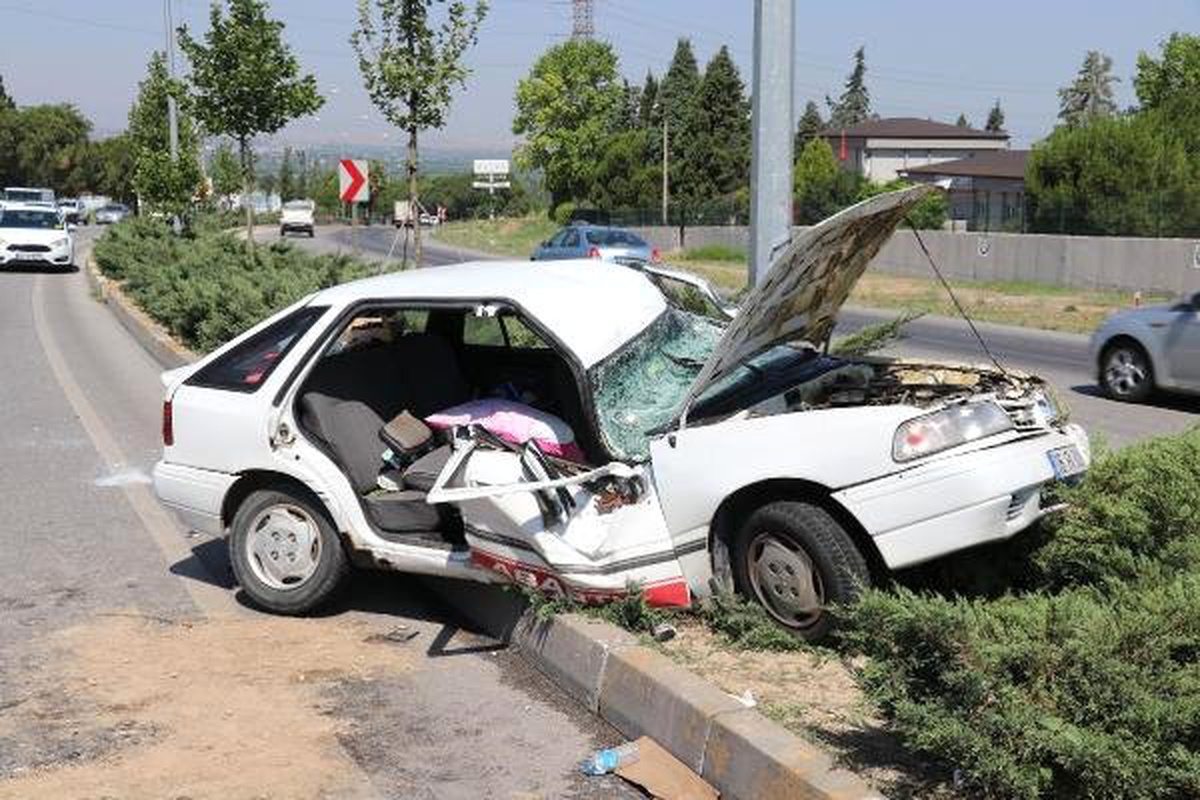 Otomobil, aydınlatma direğine çarptı: 2\'si çocuk 5 yaralı