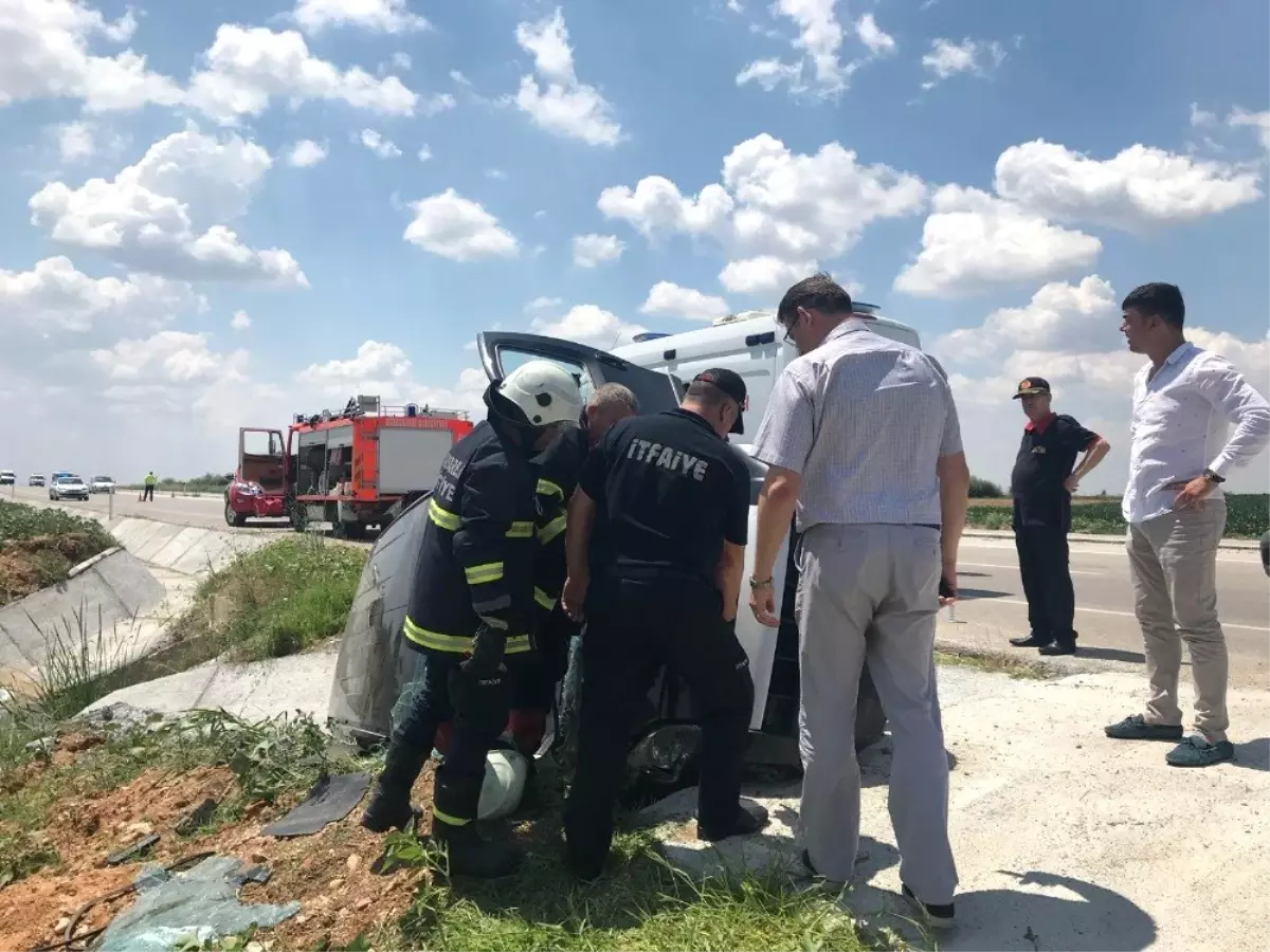 Otomobil yolun kenarında bulunan kanala düştü: 3 yaralı