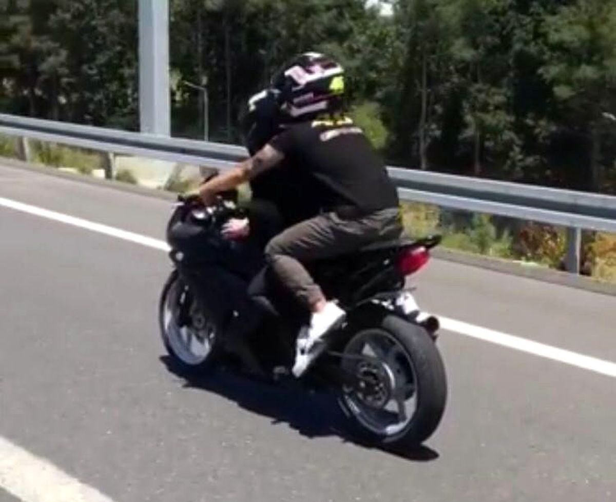 ( Özel) Seyir halindeki motosiklette kız arkadaşının üzerinden atlayıp gidonun başına geçen maganda...