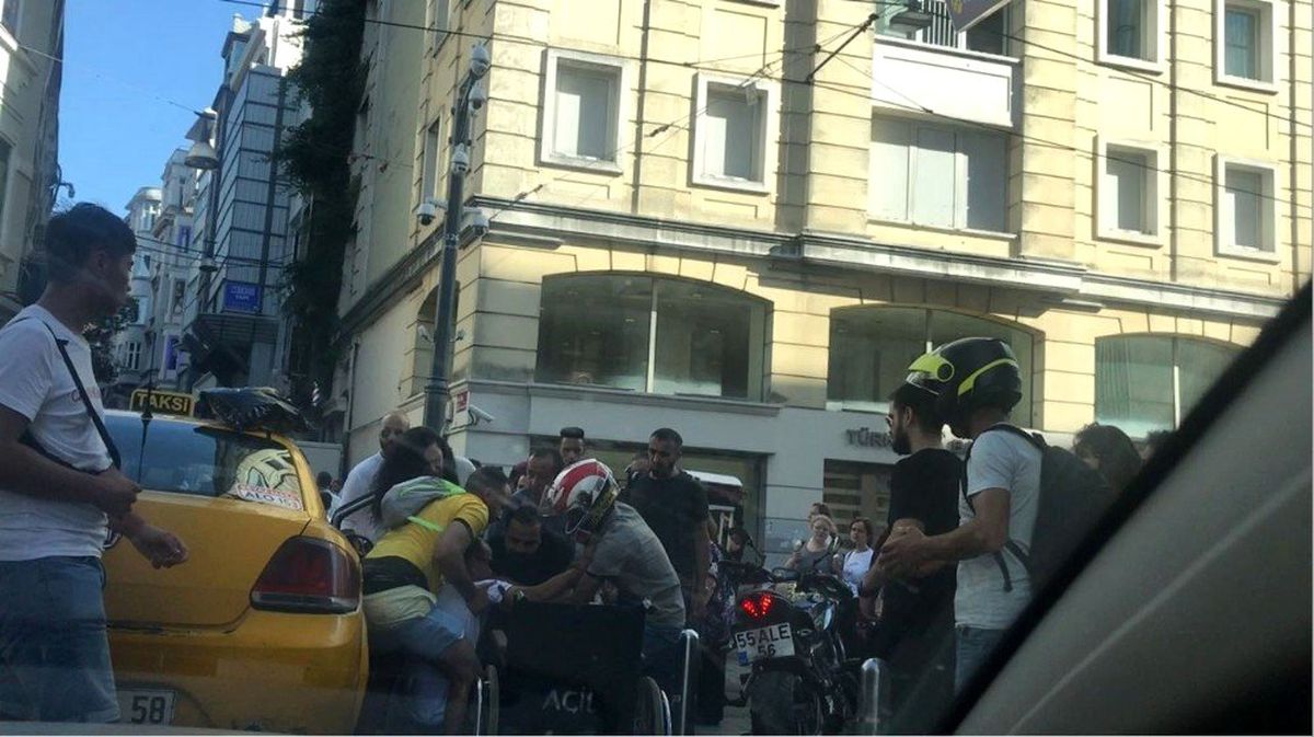 (Özel) Taksim\'de taksicinin ihmali engelli adamı yaralıyordu