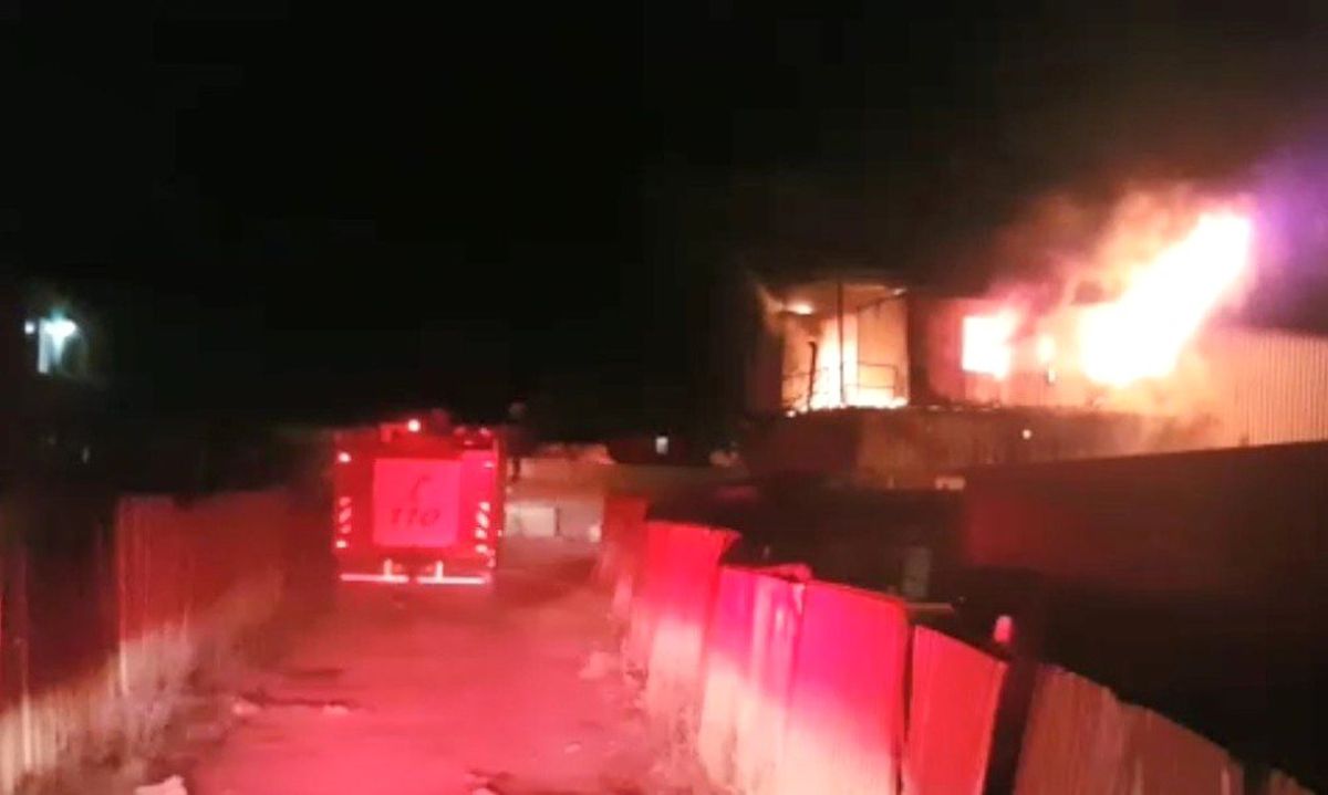 Palet imalathanesindeki konteynerler alev alev yandı