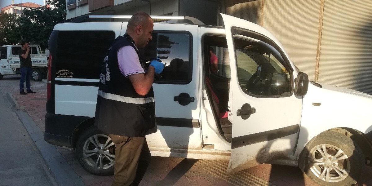 Park halindeki araçtan 7 bin 500 lira para çalındı