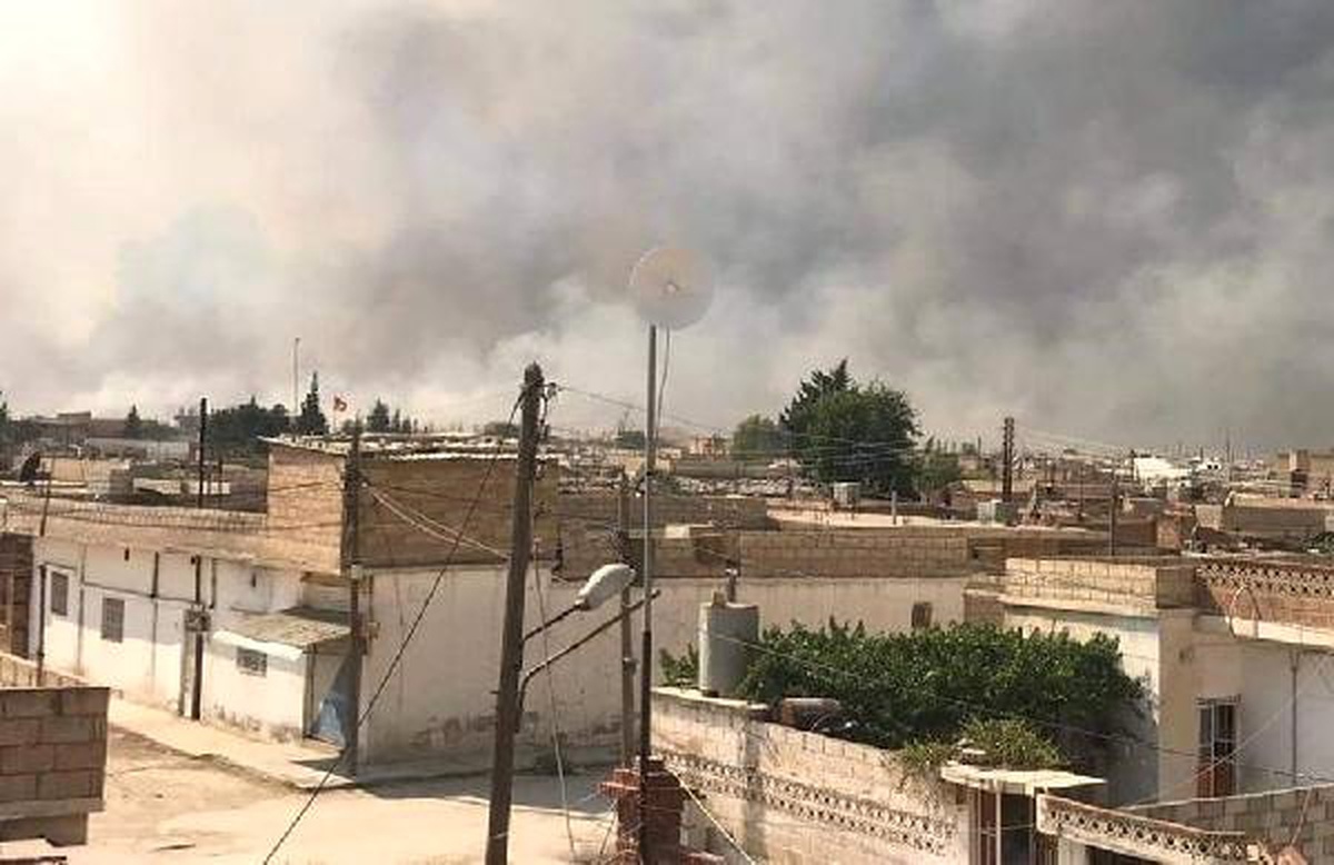 PKK/PYD\'li teröristler buğday tarlasını yakıp, halay çekti
