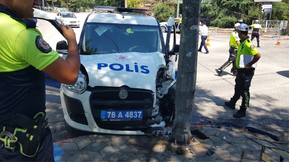 Polis otosu ile otomobil çarpıştı: biri polis 2 hafif yaralı