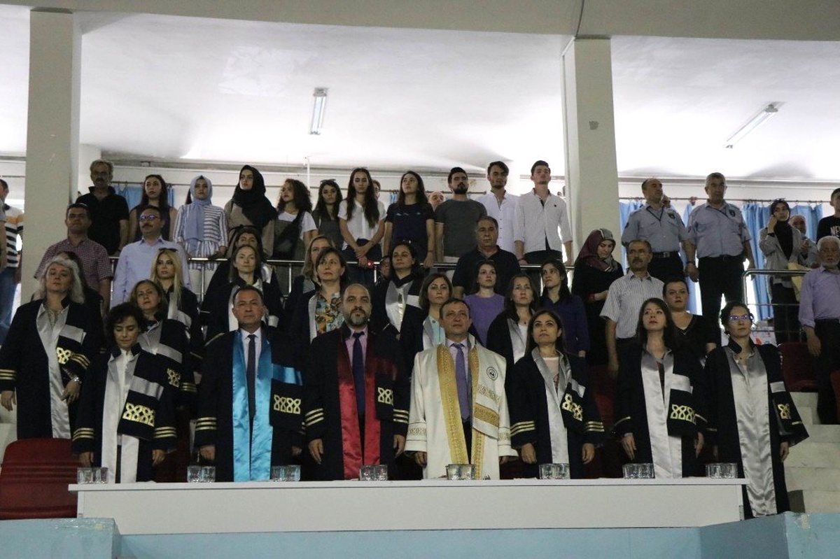 Sağlık Bilimleri Fakültesi\'nde mezuniyet heyecanı