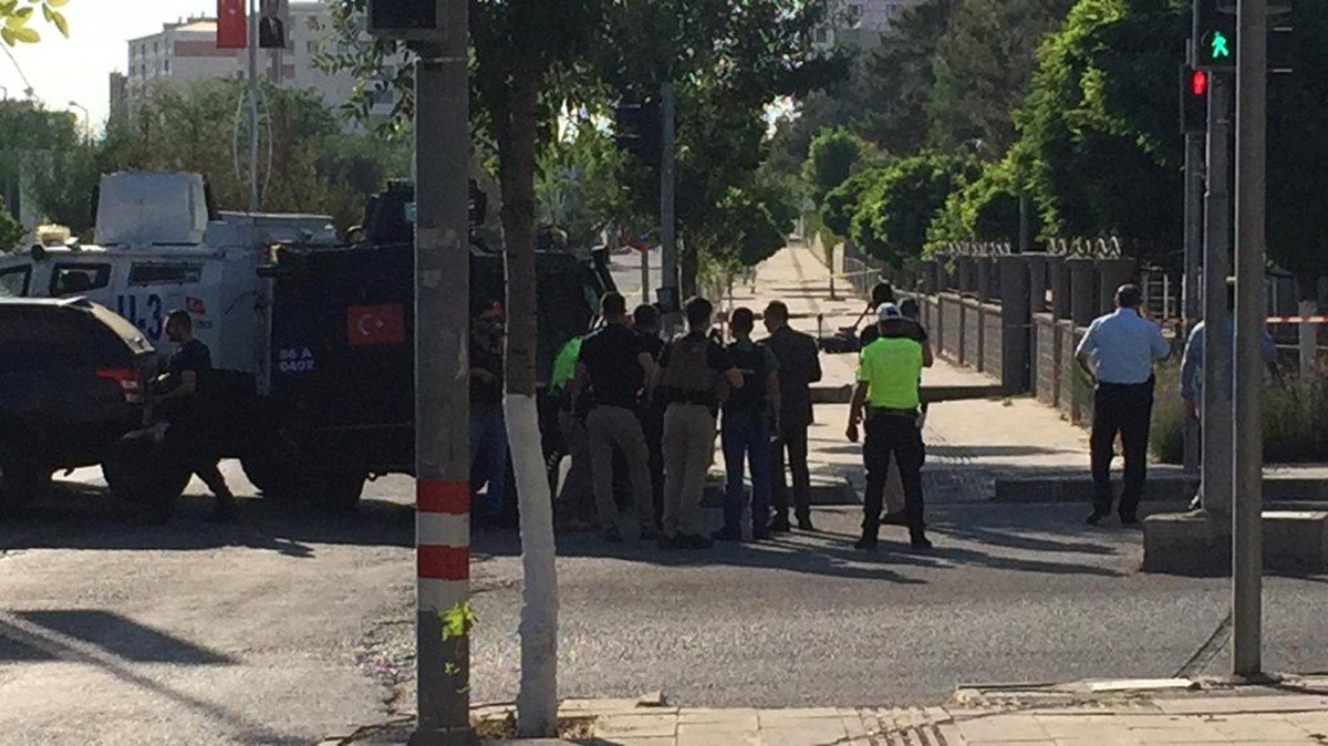 Siirt\'te Valiliğin önüne bırakılan bidon paniğe neden oldu