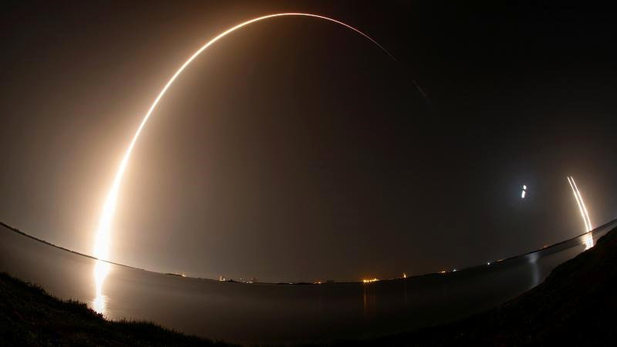 SpaceX en ağır roketi Falcon Heavy\'i fırlattı