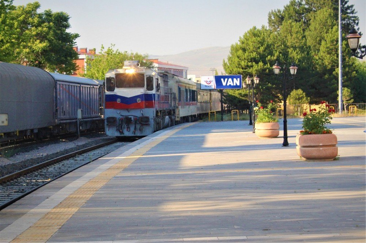 Tahran-Van tren seferlerinin başlama sevinci
