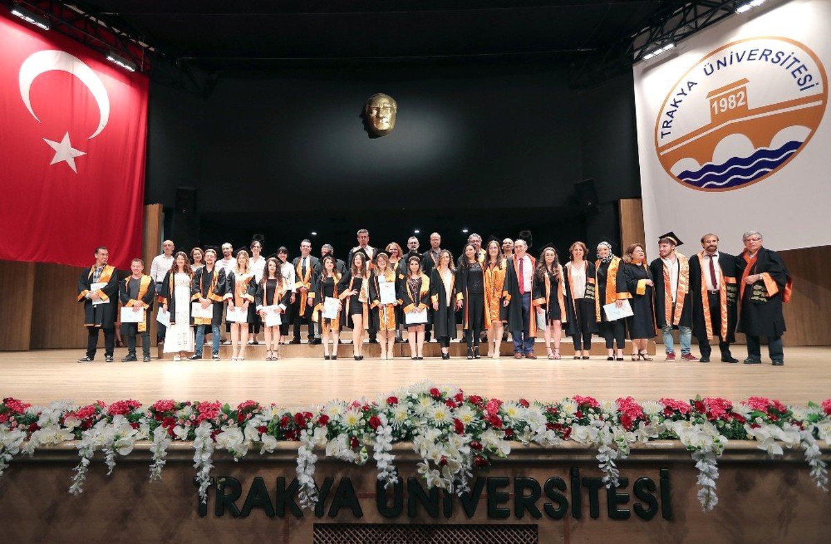 Trakya Üniversitesi Fen Fakültesinde mezuniyet heyecanı