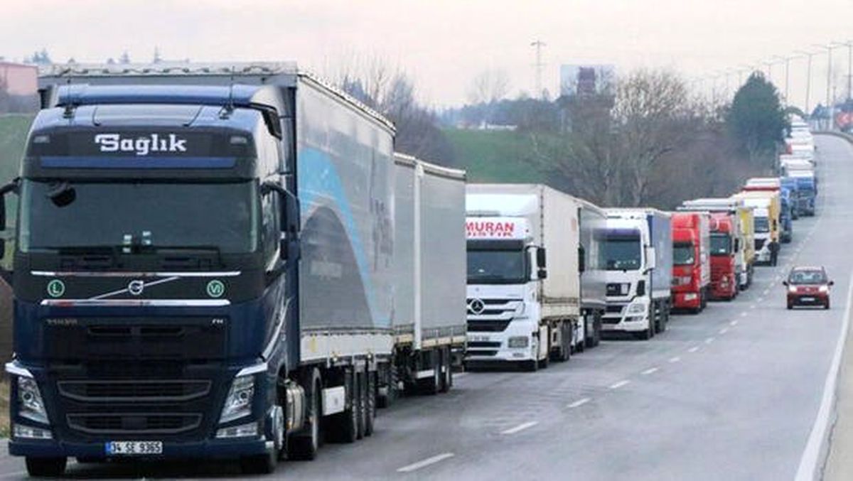Türk tırları Kapıkule\'de Macaristan\'ı bekliyor