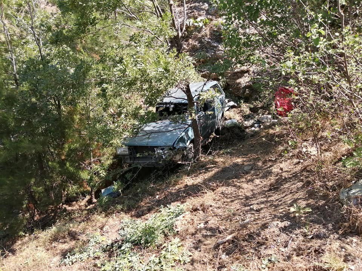 Uçuruma yuvarlanan otomobilden sağ çıktılar