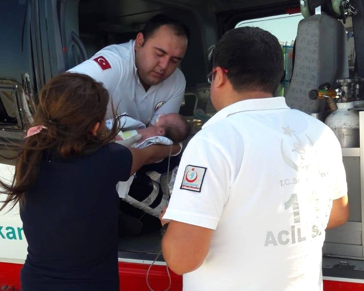 Yeni doğan bebek helikopter ambulansla Denizli\'ye sevk edildi