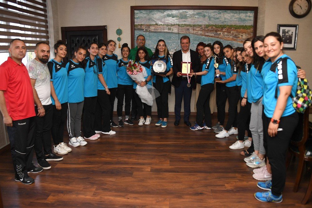 2. Lige çıkan Büyükşehir Hentbol kursiyerleri, sevinçlerini Seçer ile paylaştı