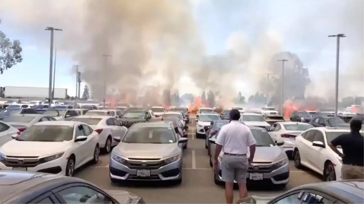 ABD\'de Çıkan Bir Yangın, Park Halindeki Onlarca Otomobili Küle Çevirdi (Video)