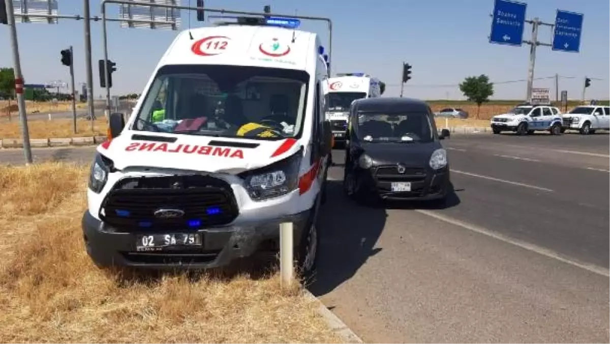 Adıyaman\'da hafif ticari araçla ambulans çarpıştı: 4 yaralı