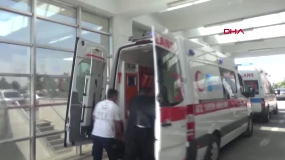 ADIYAMAN\'DA HAFİF TİCARİ ARAÇLA AMBULANS ÇARPIŞTI 4 YARALI