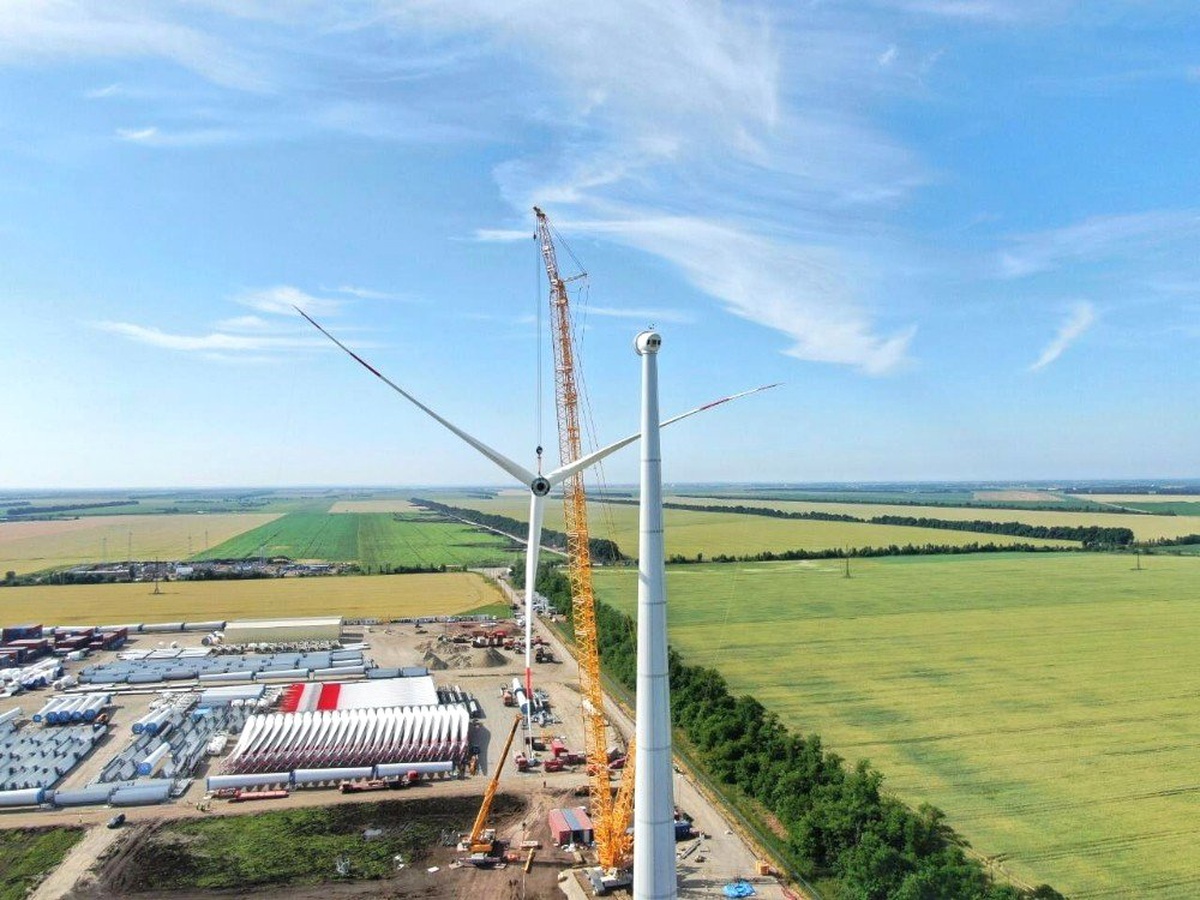 Adygea Rüzgar Enerjisi Santrali\'nin ilk rüzgar türbininin montajı tamamlandı