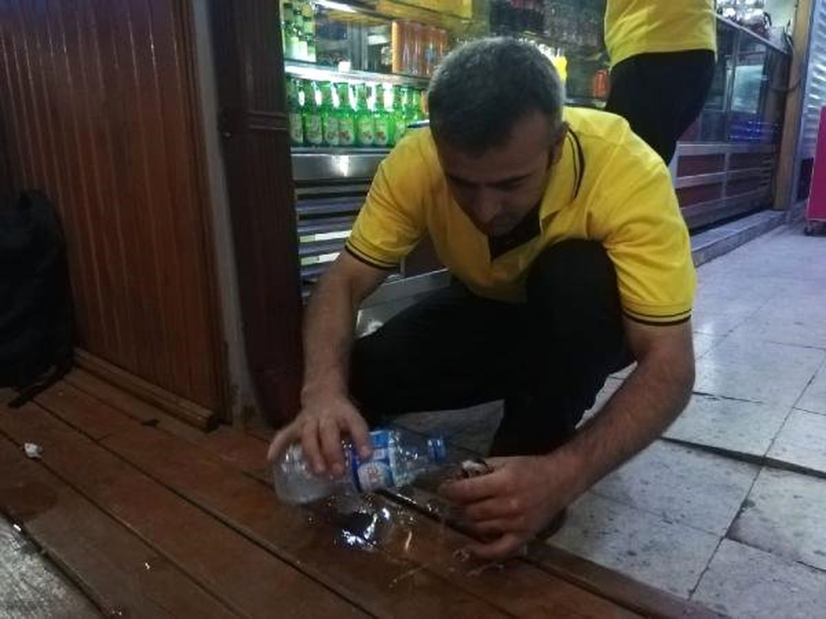 Ağaçtan düşen yavru saksağana eliyle su içirdi