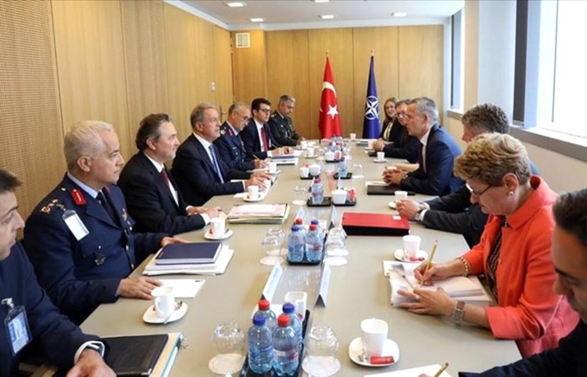 Akar\'dan diplomasi trafiği