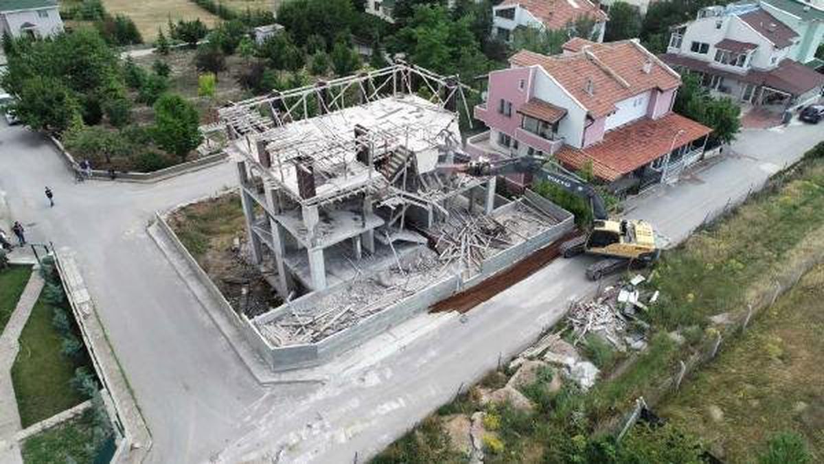 Ankara\'da kaçak villa yıkıldı
