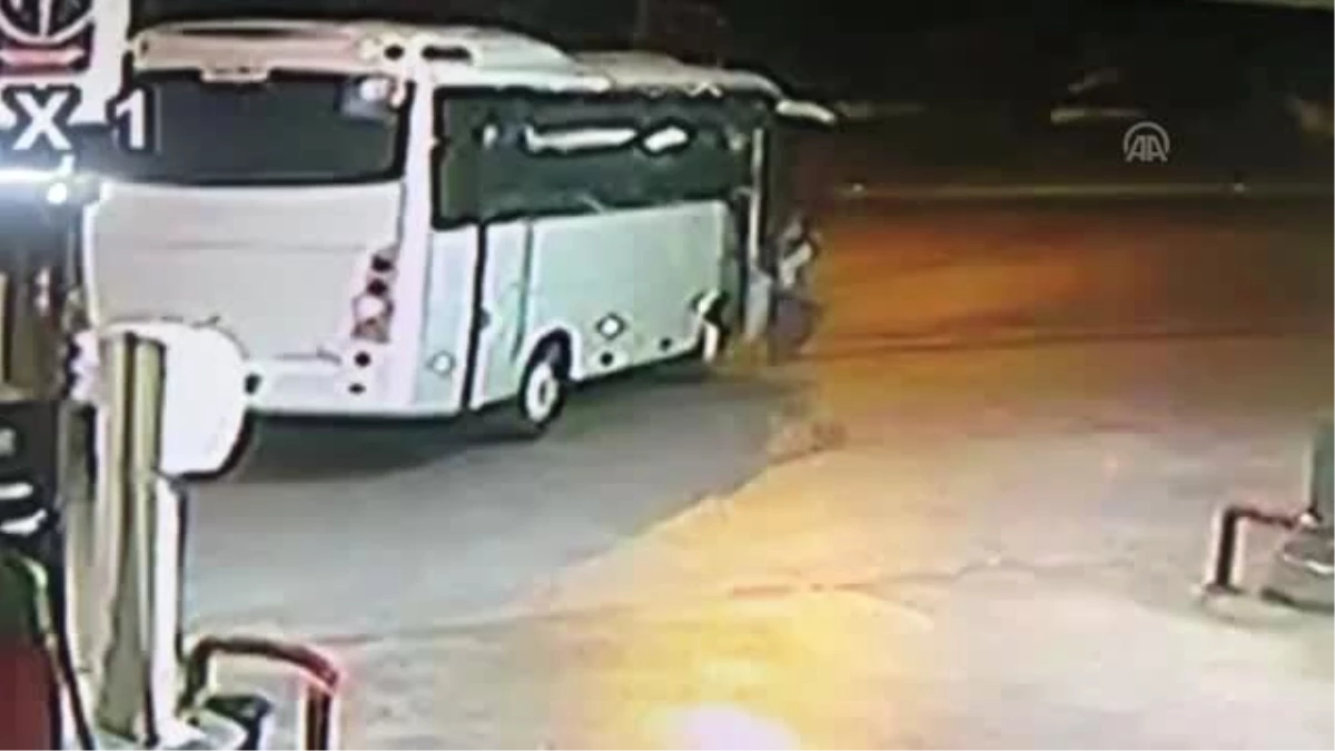Antalya\'da tur midibüsü ile taksi çarpıştı: 1 ölü, 7 yaralı