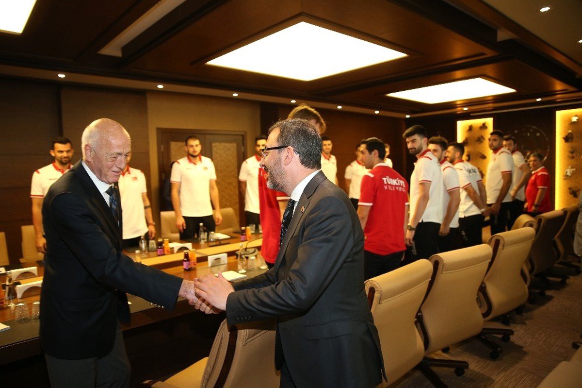 Bakan Kasapoğlu, şampiyon voleybolcuları kabul etti