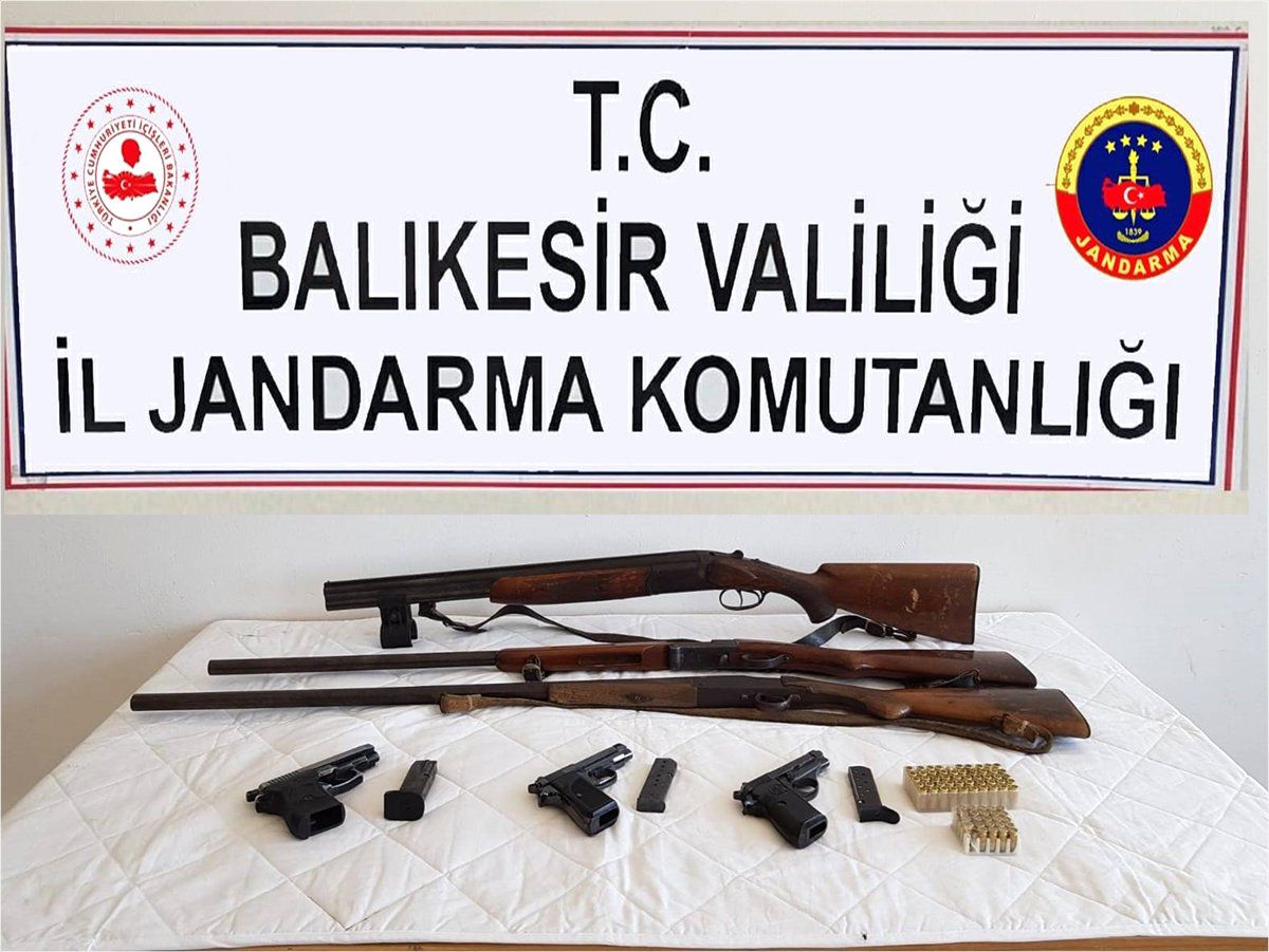 Balıkesir\'de jandarmadan ruhsatsız silah operasyonu