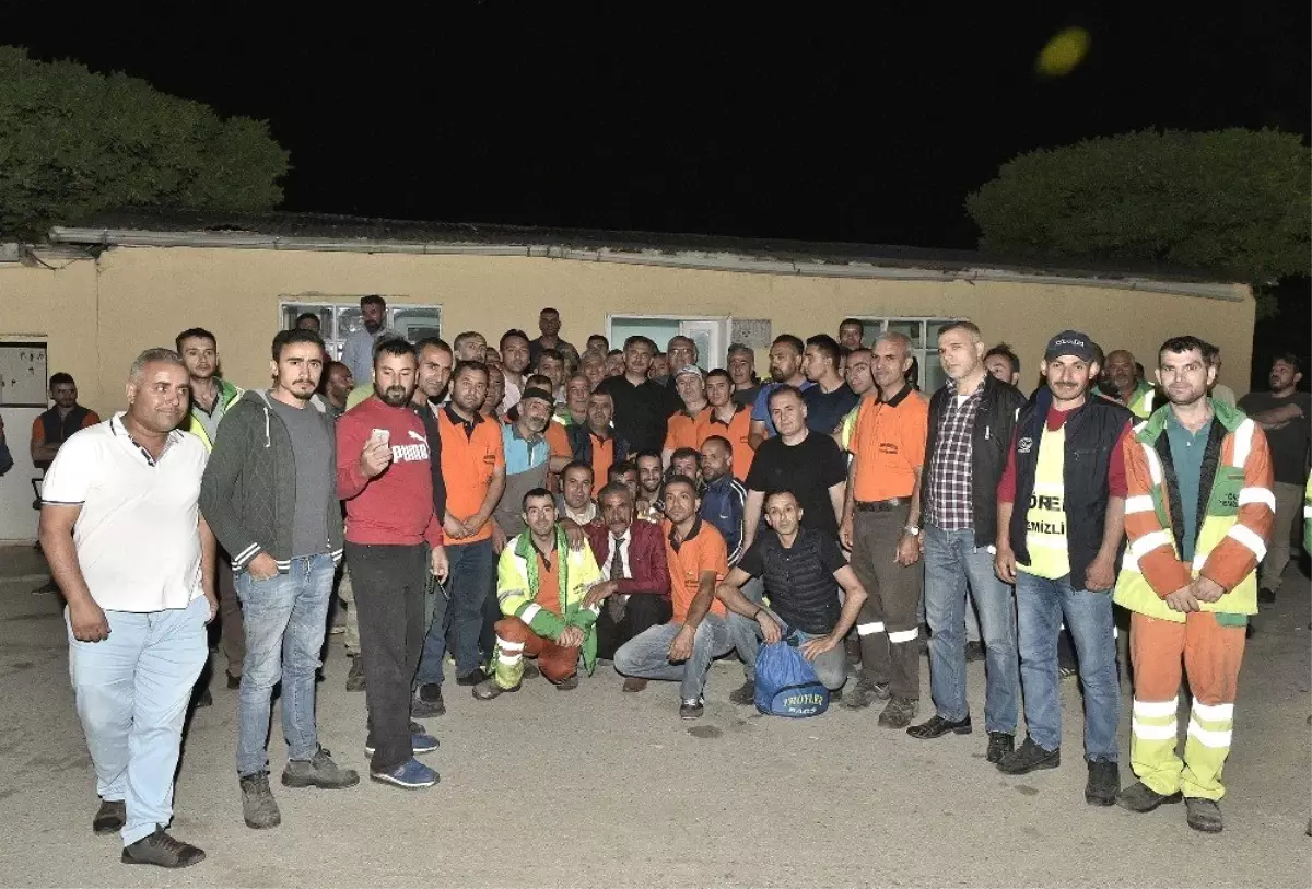 Başkan Köse temizlik işleri personeliyle gece mesaisinde