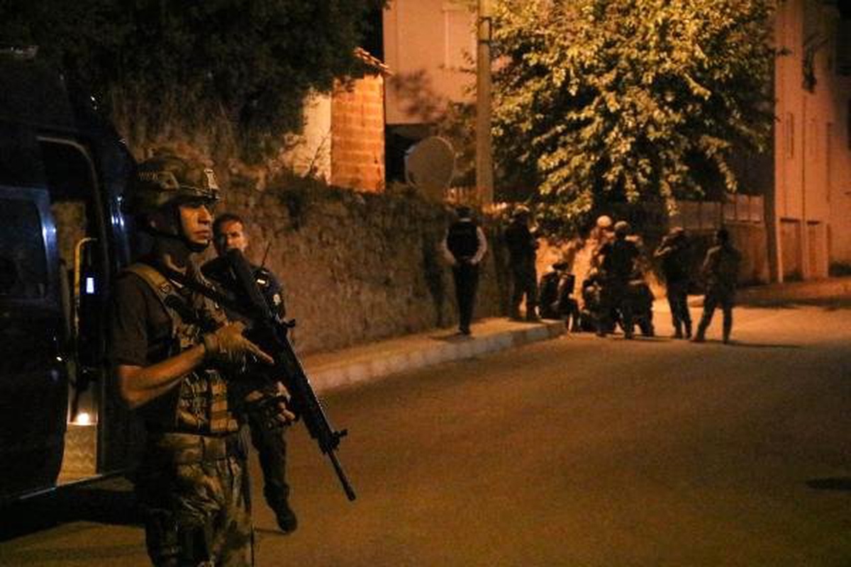 Biber gazı sıktıkları iddiasıyla bekçilere pompalı tüfekle ateş etti