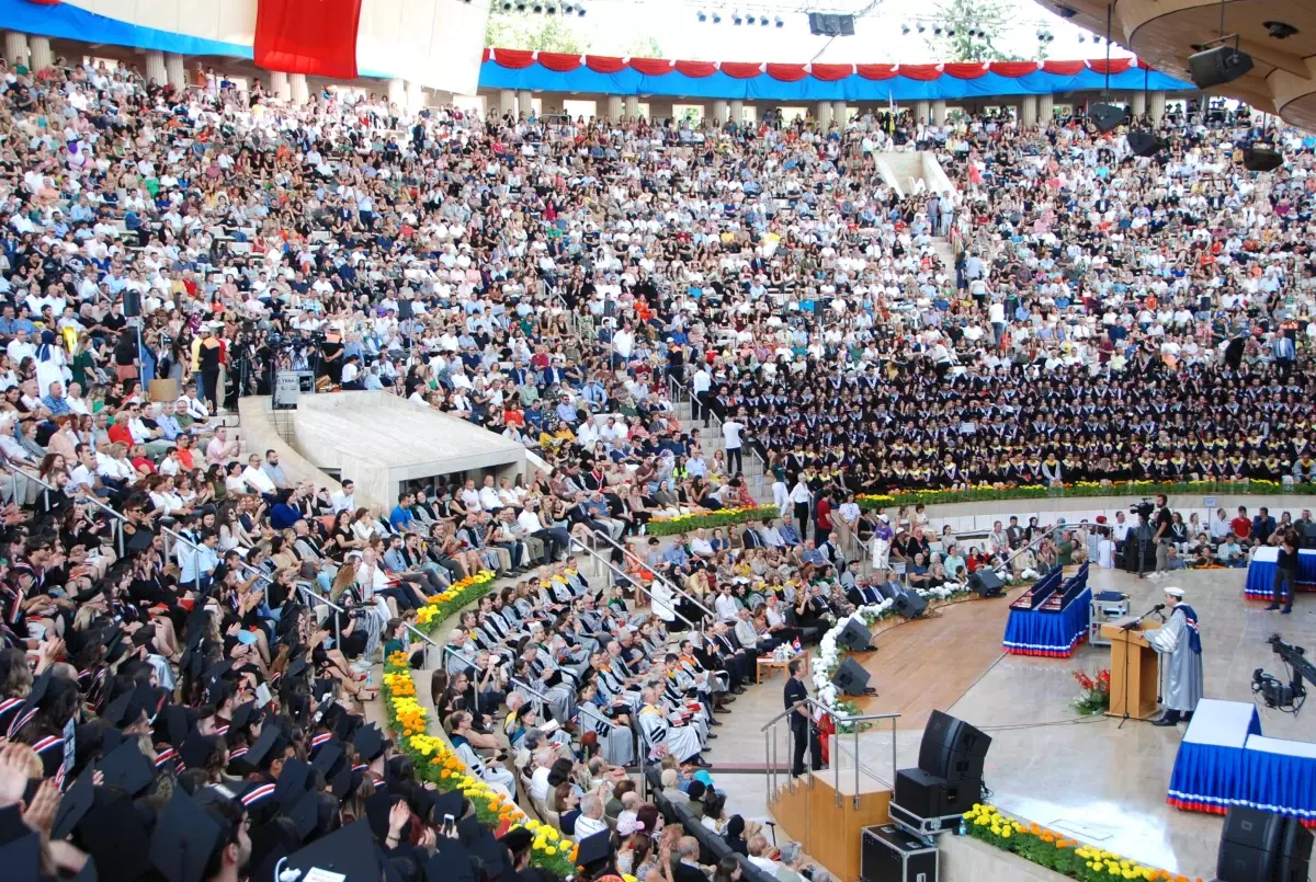 Bilkent Üniversitesi görkemli bir törenle 2019 mezunlarını uğurladı