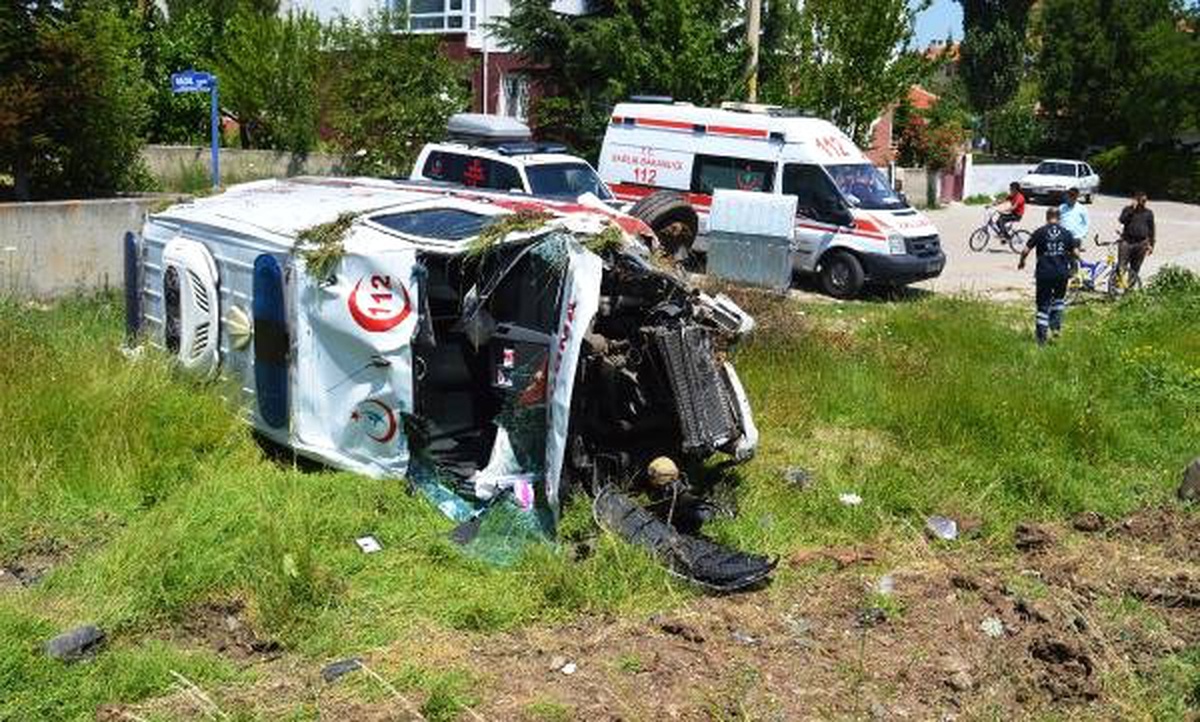 Çubuk\'ta ambulans ile otomobil çarpıştı: 6 yaralı