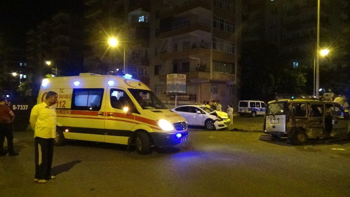 Diyarbakır\'da trafik kazası: 1\'i ağır, 5 yaralı