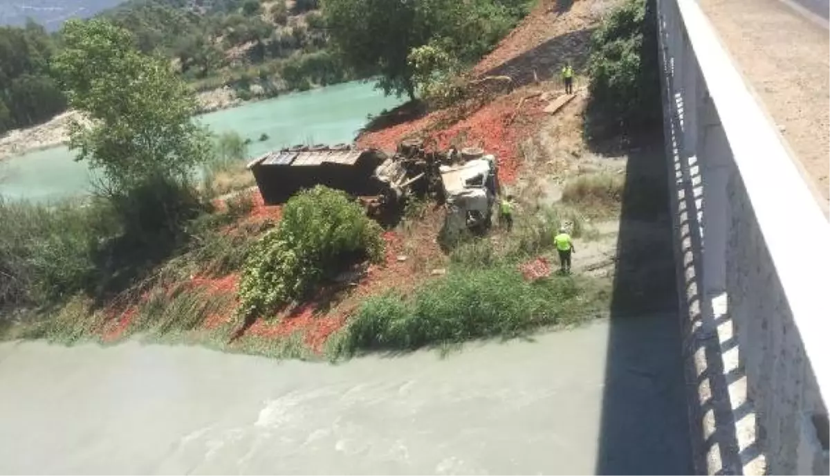 Domates yüklü TIR devrildi, şoför öldü