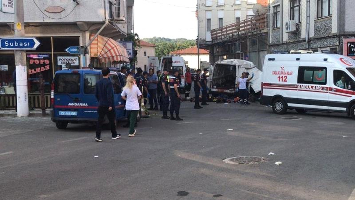 Edirne\'de göçmenleri taşıyan araç kaza yaptı: 10 ölü, onlarca yaralı
