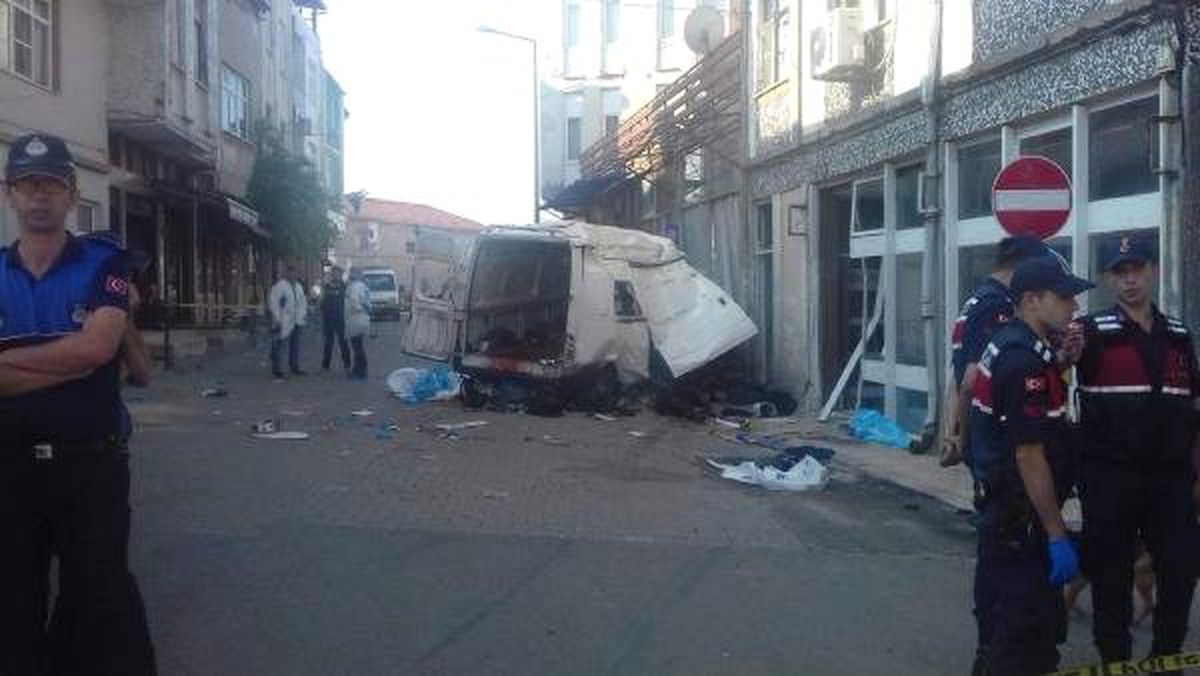 Edirne\'de katliam gibi kaza; Minibüse doldurulan 40 göçmenden 10\'u öldü (2)- Yeniden