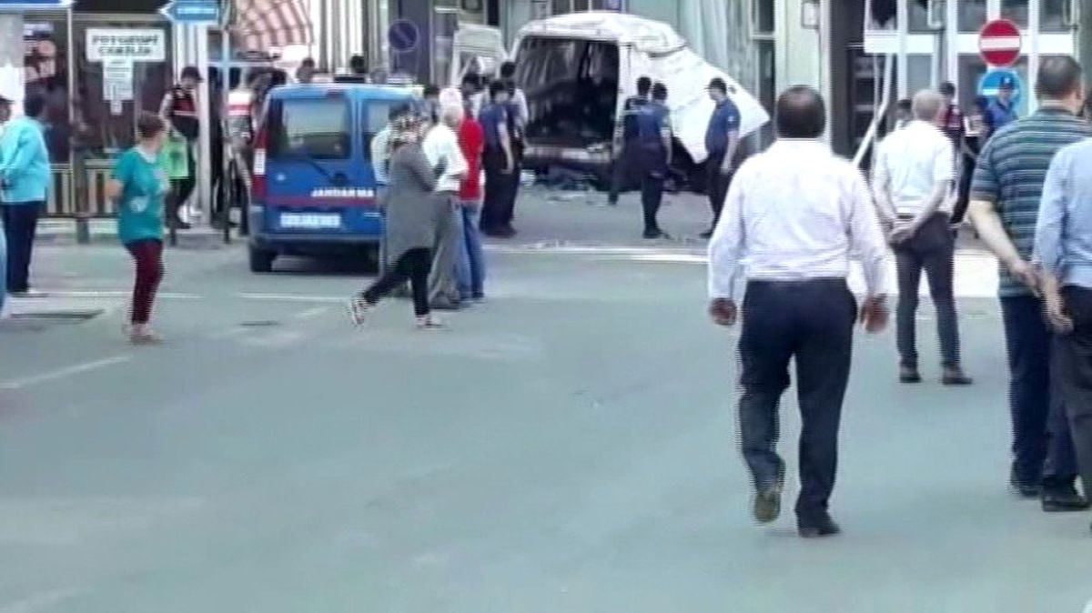 Edirne\'nin Meriç ilçesinde Jandarmanın dur ihtarına uymayan içerisinde 40\'ın üzerinde göçmenin...