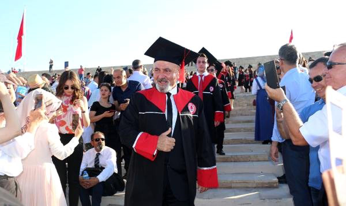 Emekli albay 50 yaşında doktor oldu