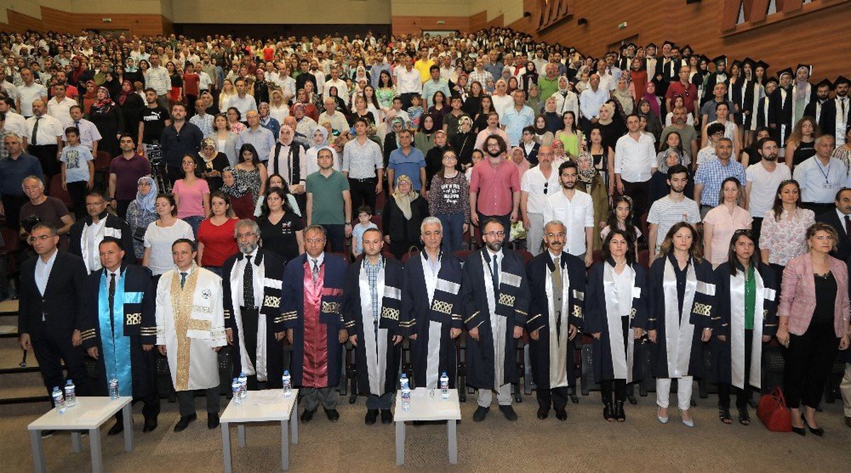 ERÜ Mimarlık Fakültesi 2018-2019 Eğitim-Öğretim Dönemi Mezunlarını Verdi