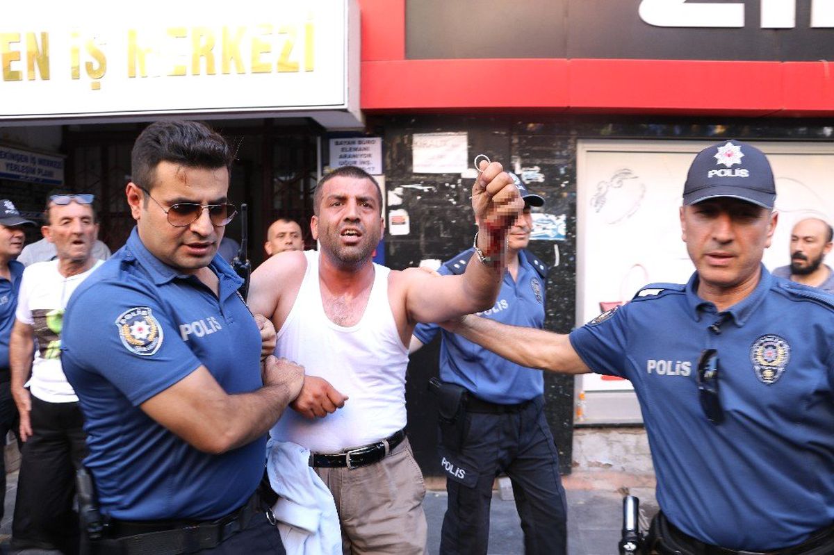 Ev sahibi anahtarı alınca jiletle intihara kalkıştı