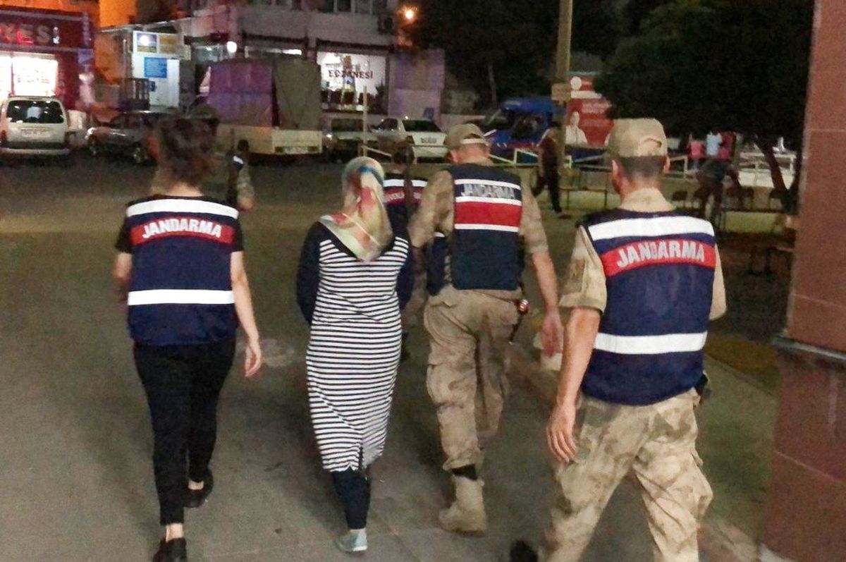 FETÖ\'den aranan kadın dedesinin evinde yakalandı